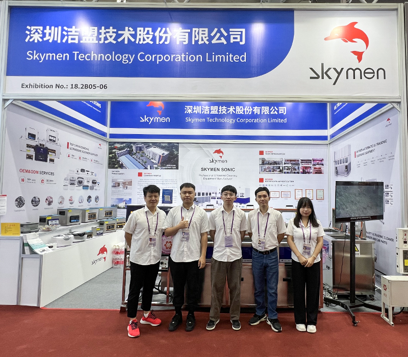 SkymenThe group’s marketing team took a group photo at the booth of the 134th Canton Fair