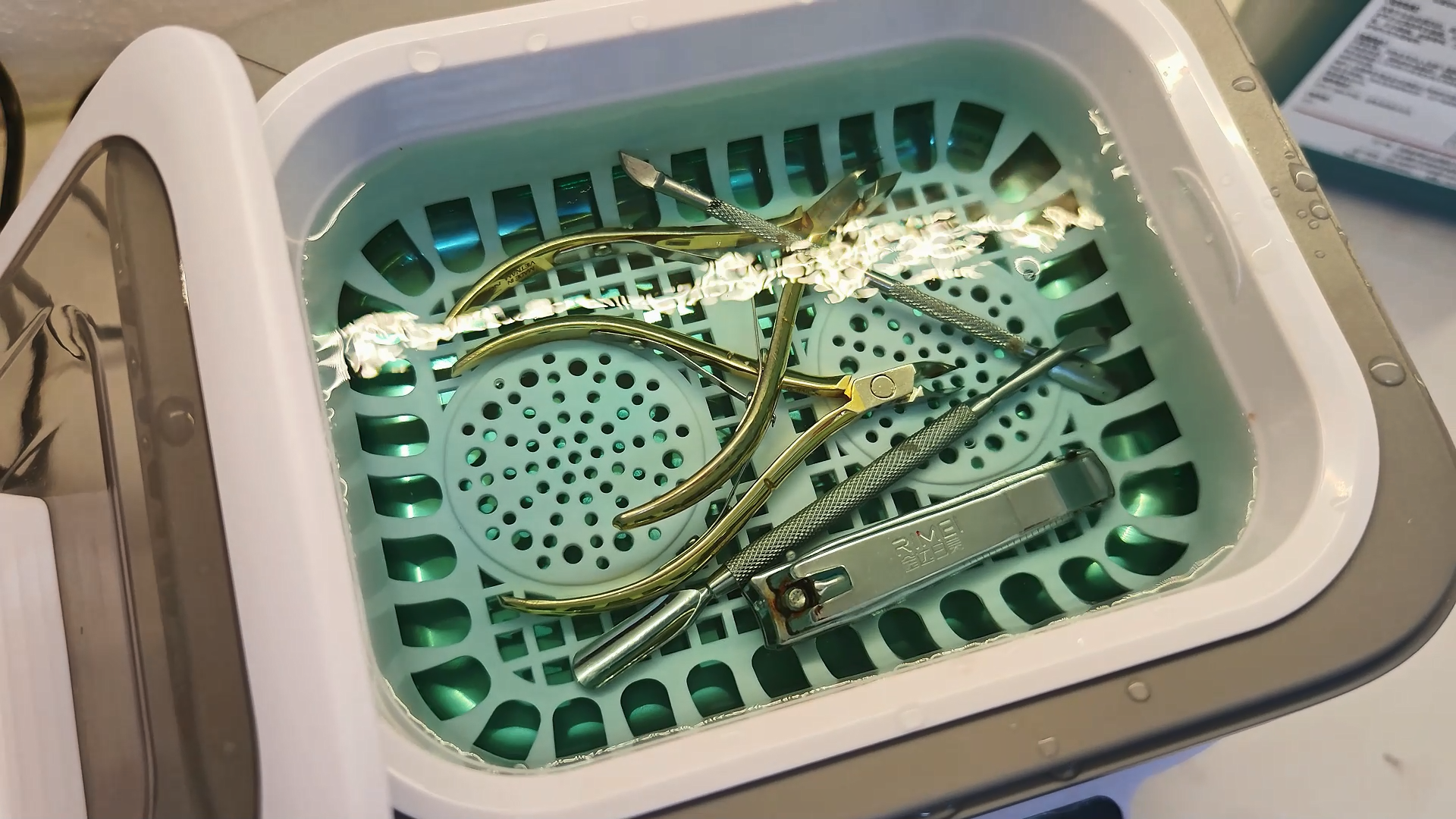 ultrasonic-cleaning-step-of-placing-nail-tools-into-the-tank
