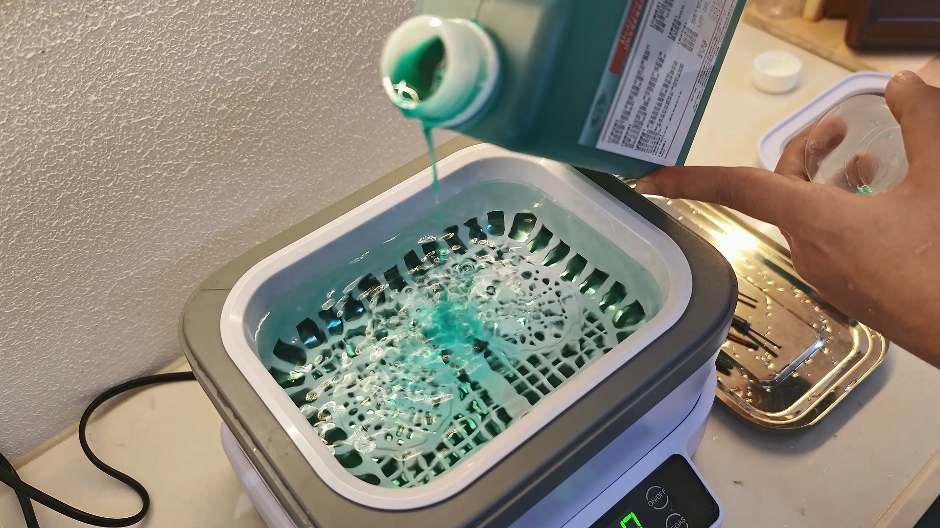 ultrasonic-cleaning-step-of-preparing-the-cleaning-solution