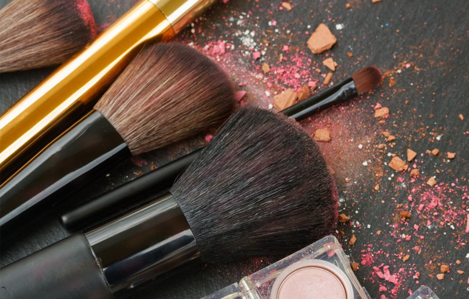 dirty-makeup-sticking-to-makeup-brushes